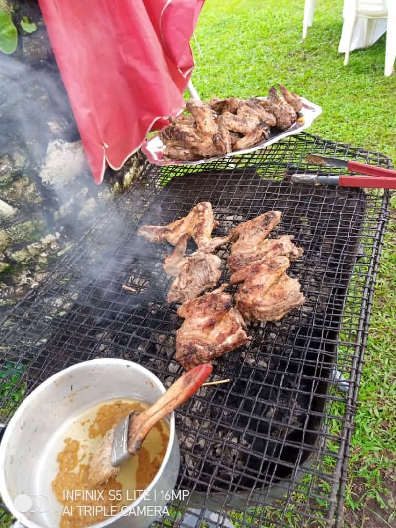 Grillades au barbecue en plein air dans le jardin du Clos des Roses