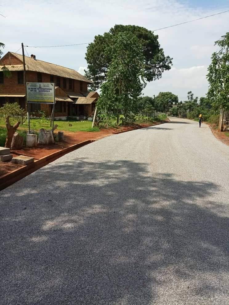 Route bitumée d'accès au Clos des Roses, quartier Djoungolo à Yaoundé