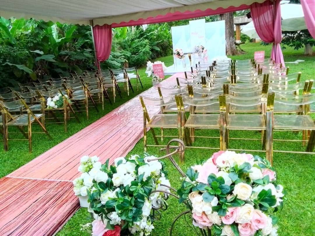 Tente de réception aux drapés roses et tapis d'allée pour une célébration