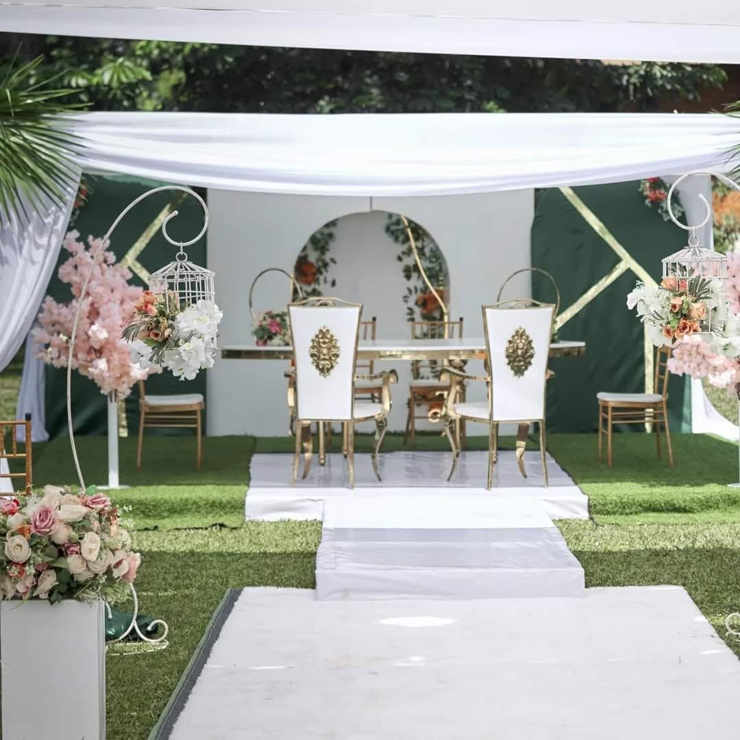 Décoration de mariage sous tenture blanche avec compositions florales