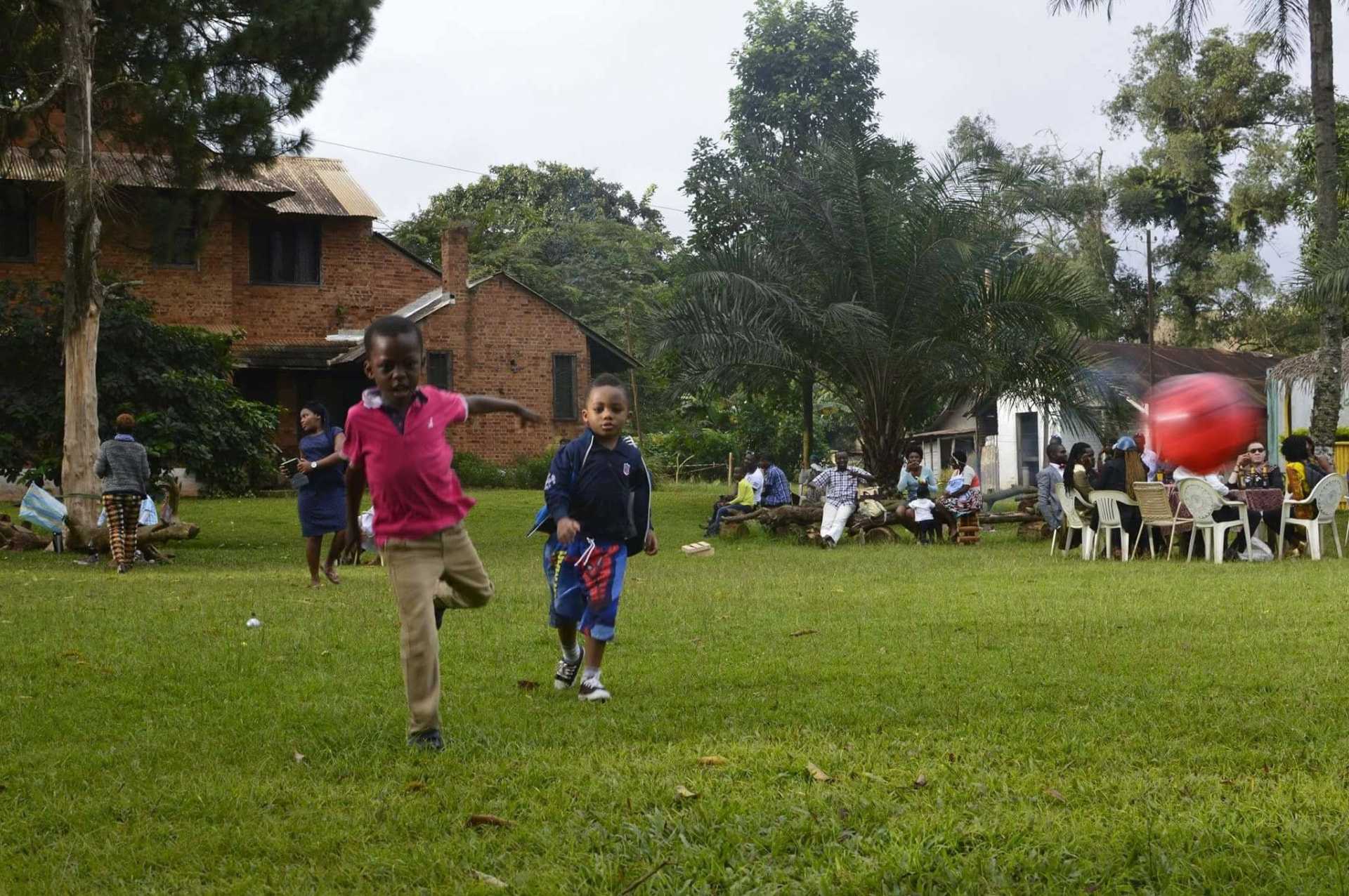 Sport et détente en plein air en plein air au Clos des Roses — Enfants jouant au ballon sur la pelouse pendant un rassemblement familial