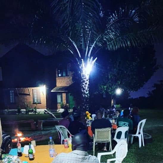 Soirée conviviale autour d'un feu de camp dans le jardin illuminé