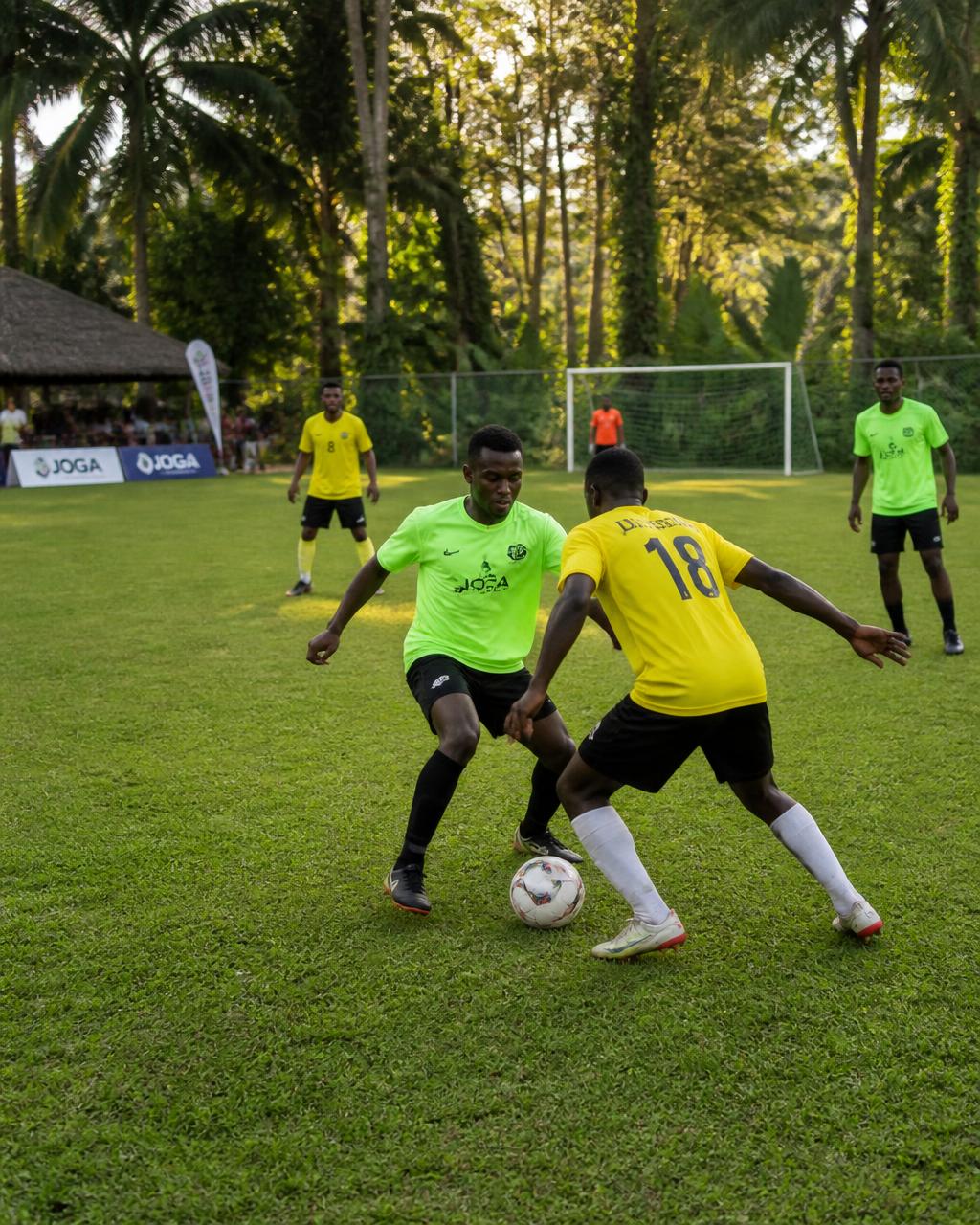 Football 7×7 en plein air au Clos des Roses — Match de football 7×7 sur la pelouse du Clos des Roses à Yaoundé