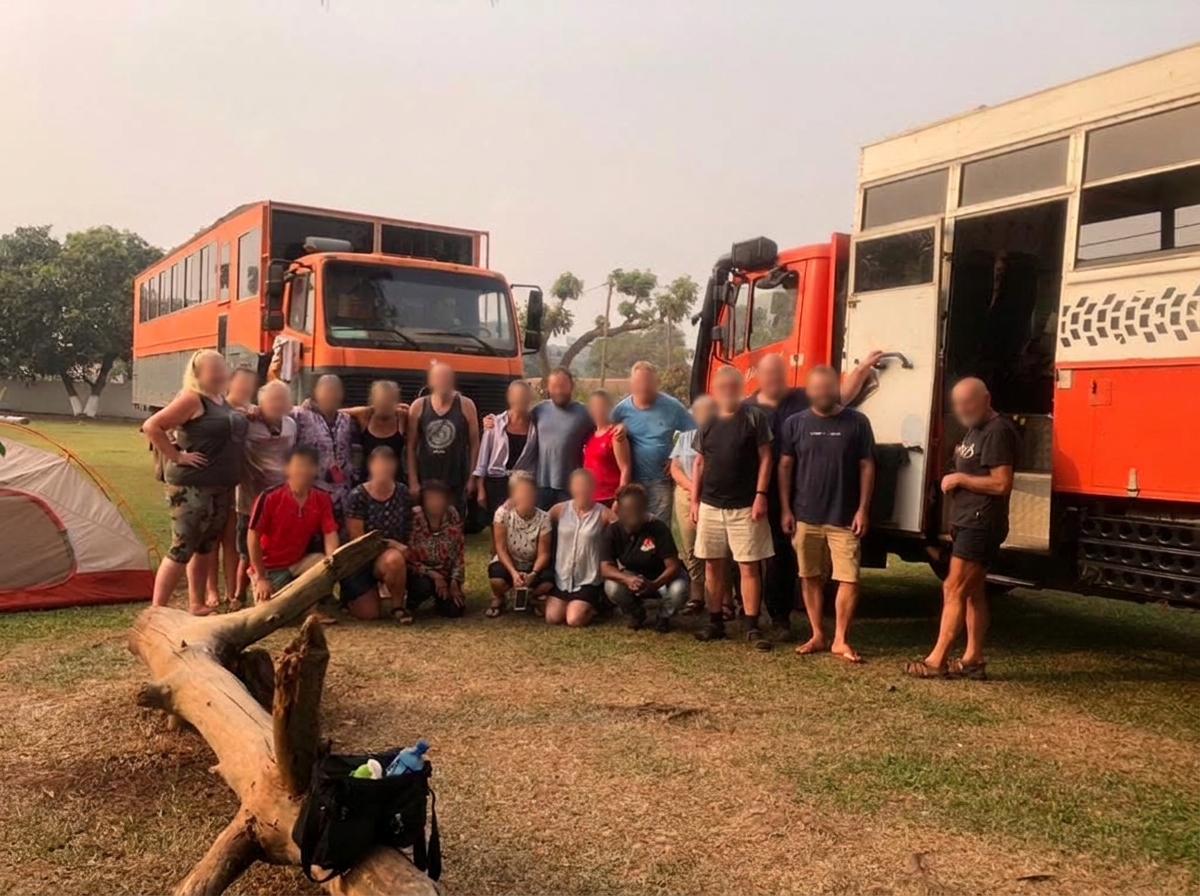 Groupe de voyageurs et tentes de camping installés sur la pelouse