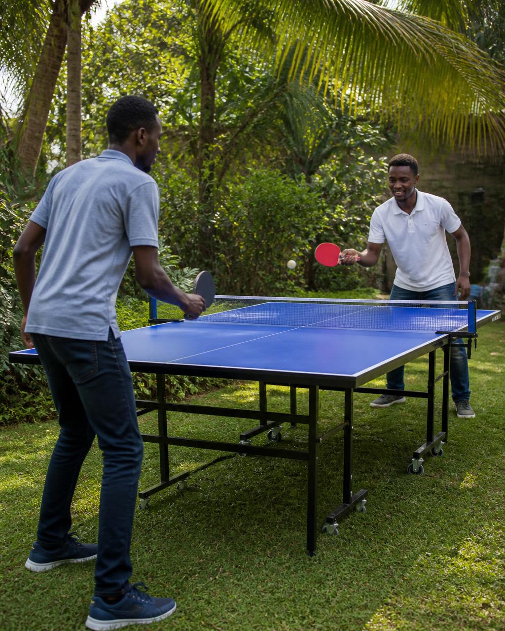 Tennis de table en plein air au Clos des Roses — Partie de tennis de table en plein air sur la pelouse du Clos des Roses